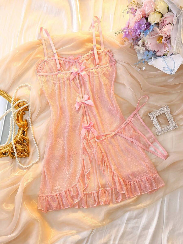 Detalle del busto de un babydoll rosa con copas de encaje, tirantes finos y un lazo de satén.
