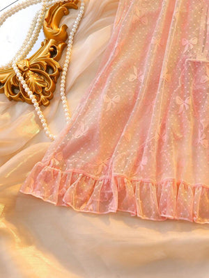 Conjunto de lencería babydoll y tanga rosa mostrando la textura transparente y el diseño romántico.