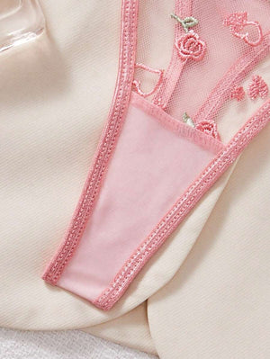 Detalle de la parte inferior del set de lencería rosa bordado floral.