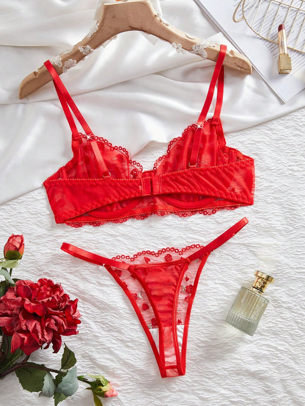 Lencería roja bordada set de 2 piezas vista frontal