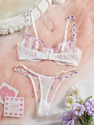 Sujetador con aro y bordado floral en conjunto de lencería romántica con malla transparente.
