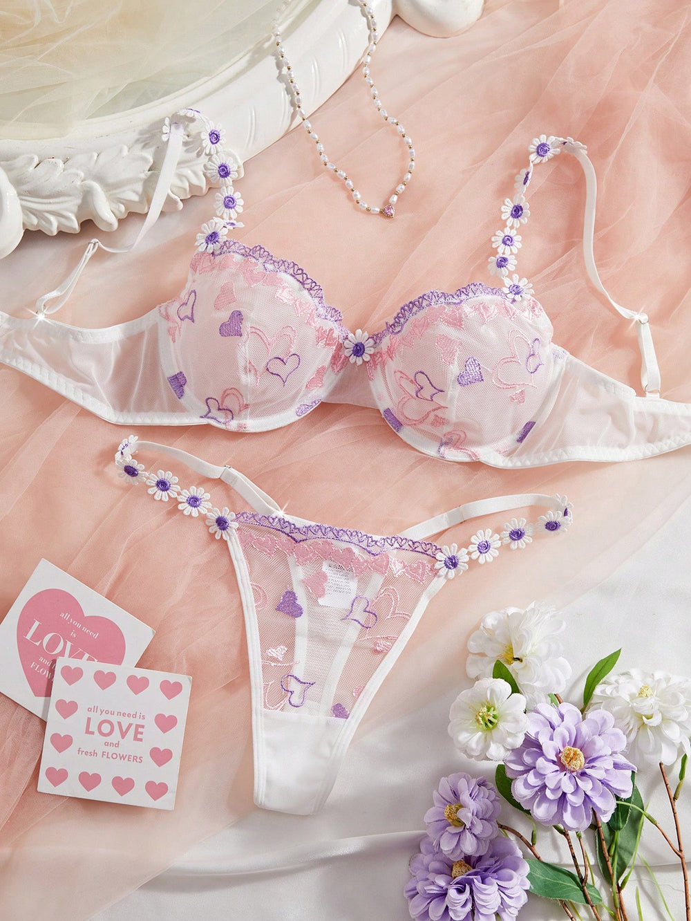 Conjunto de lencería romántica con bordado de corazones en malla transparente vista frontal.
