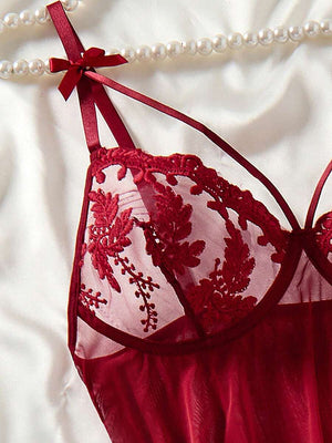 Detalle del busto del camisón rojo con encaje floral bordado y tirantes finos.