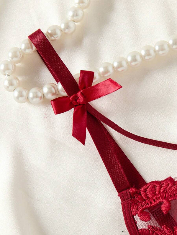 Primer plano de la falda de malla semitransparente del camisón rojo burdeos.