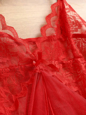 Detalle de la tanga de hilo roja que complementa el conjunto de lencería.