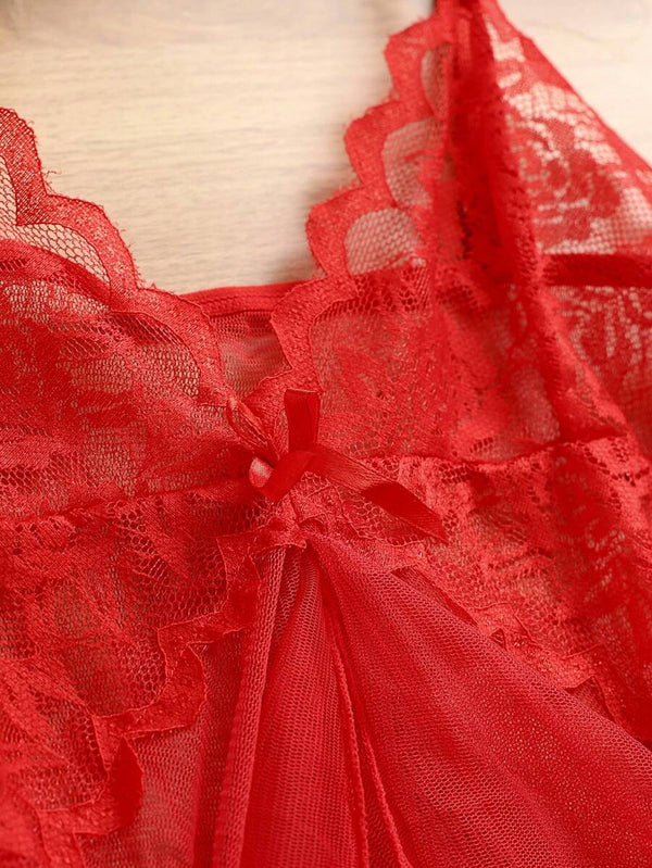 Detalle de la tanga de hilo roja que complementa el conjunto de lencería.