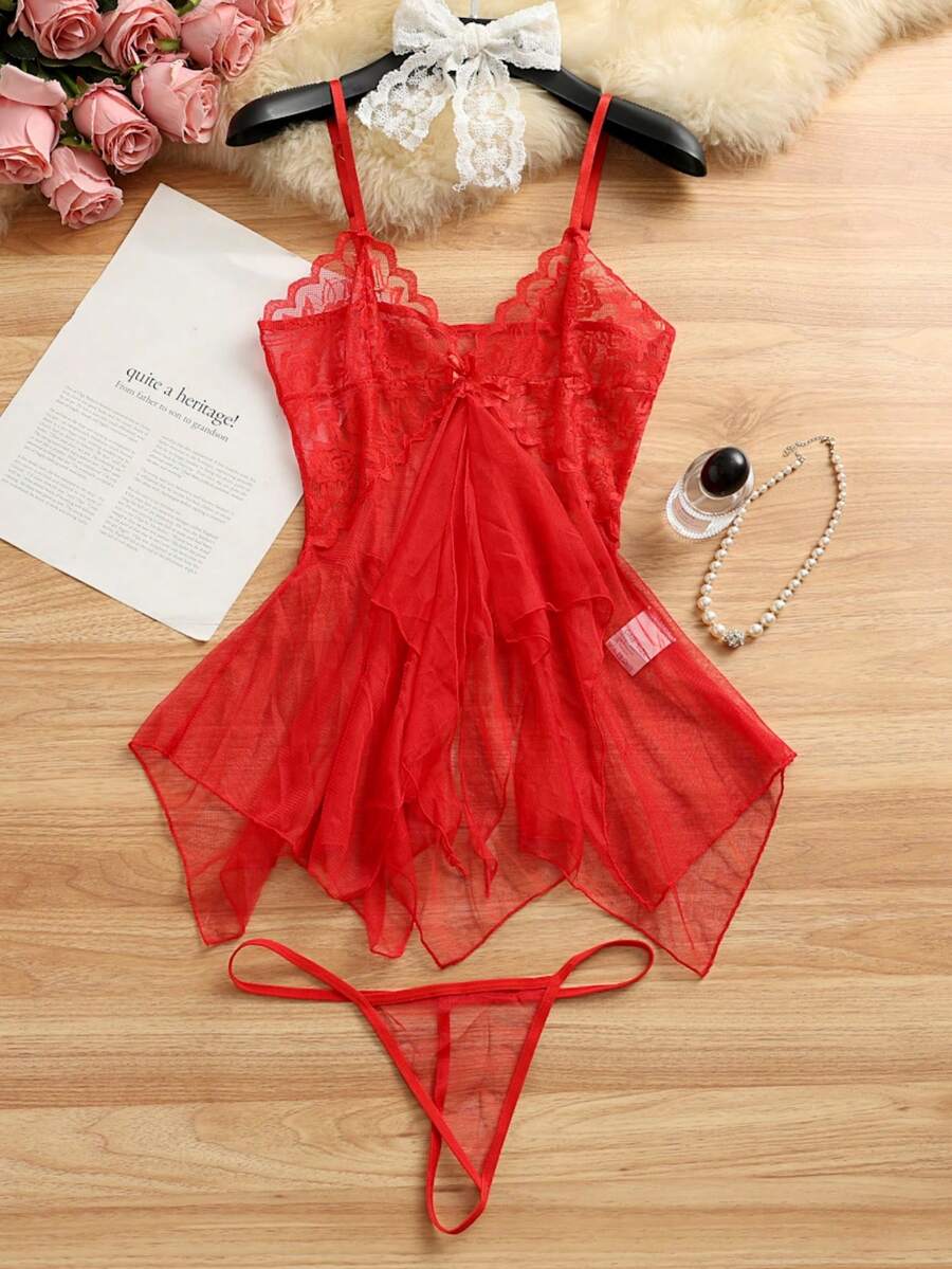 Conjunto de lencería babydoll rojo de encaje y tul sobre una superficie de madera.