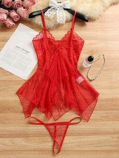 Conjunto de lencería babydoll rojo de encaje y tul sobre una superficie de madera.
