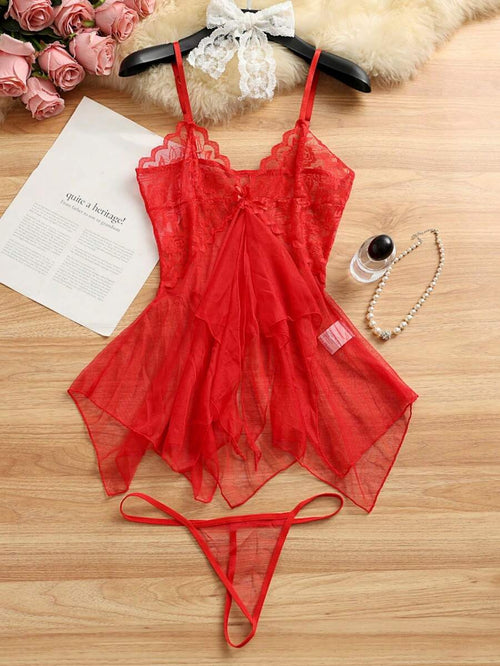 Conjunto de lencería babydoll rojo de encaje y tul sobre una superficie de madera.