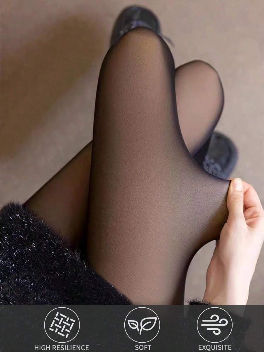 Mujer estirando unas medias negras efecto piel para mostrar su elasticidad.