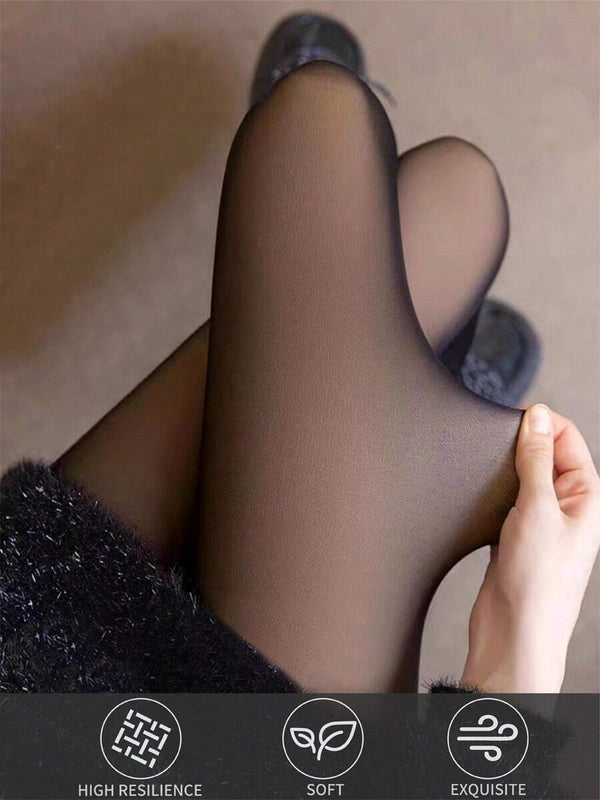 Primer plano de las piernas de una mujer vistiendo pantimedias negras semitransparentes con botas.