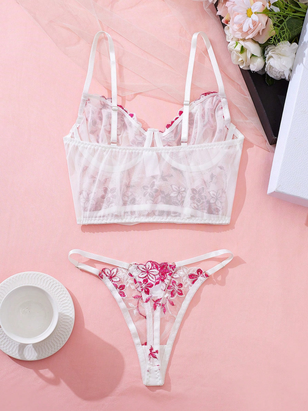 Negligé rojo romántico floral con encaje en contraste set 2 piezas vista frontal.