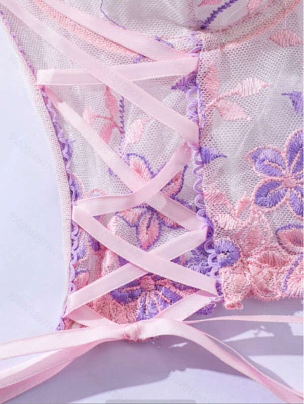 Conjunto de lencería de dos piezas sobre un fondo blanco, mostrando el top corset y la tanga.