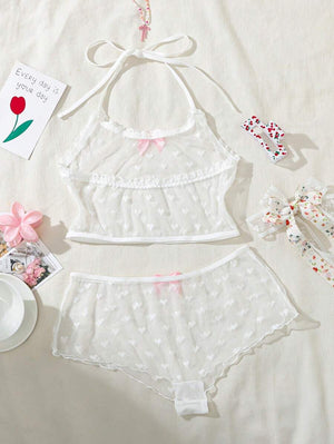 Set de lencería blanco con top halter y short, plano sobre superficie