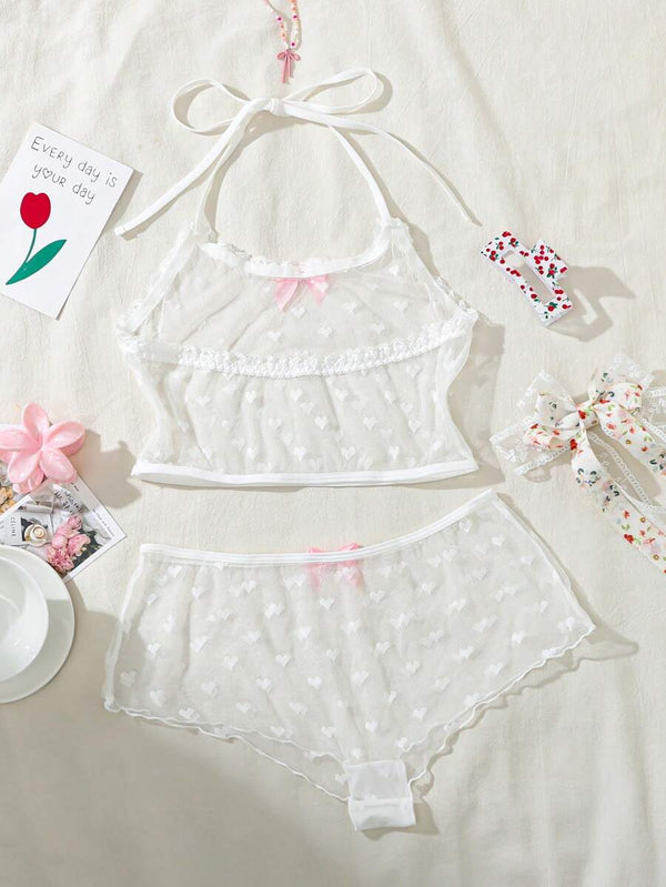 Set de lencería blanco con top halter y short, plano sobre superficie