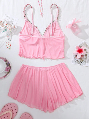 Top rosa con detalles florales y short tipo culotte.