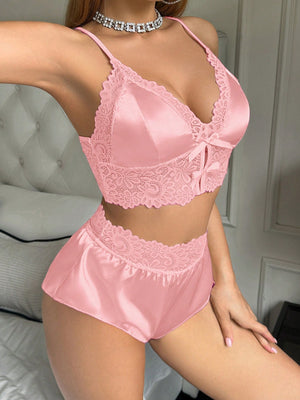 Detalle de encaje en conjunto lencería rosa coral
