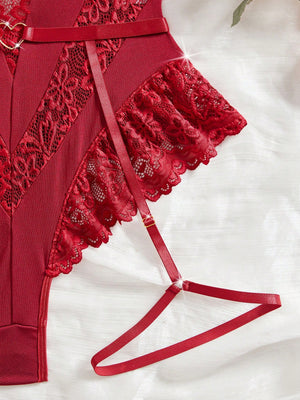 Close up de tirantes y encaje en negligé burdeos sexy