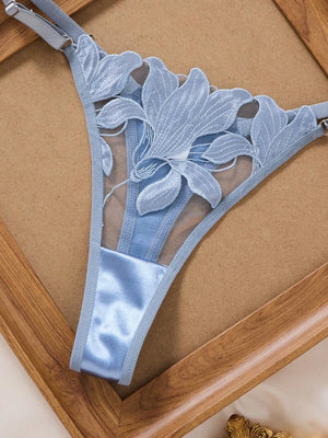Vista superior del conjunto completo de brasier y panti azul satinado.