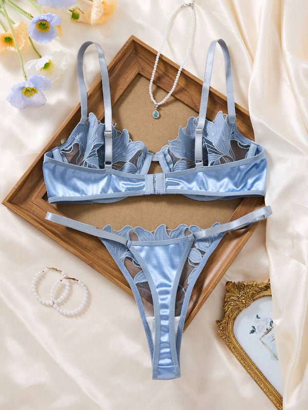 Conjunto De Lencería Bordado Floral En Satín Azul Cielo