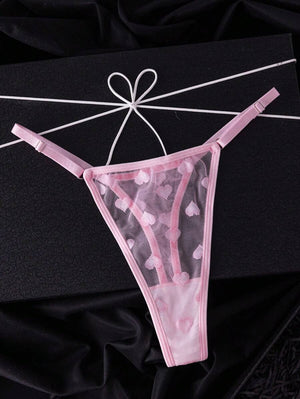 Primer plano de las copas del bustier rosa con aros y encaje festoneado.