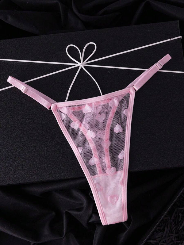 Primer plano de las copas del bustier rosa con aros y encaje festoneado.