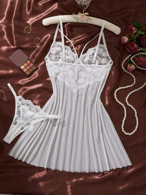 Primer plano de la parte superior del babydoll blanco mostrando los detalles del encaje en las copas y los tirantes.