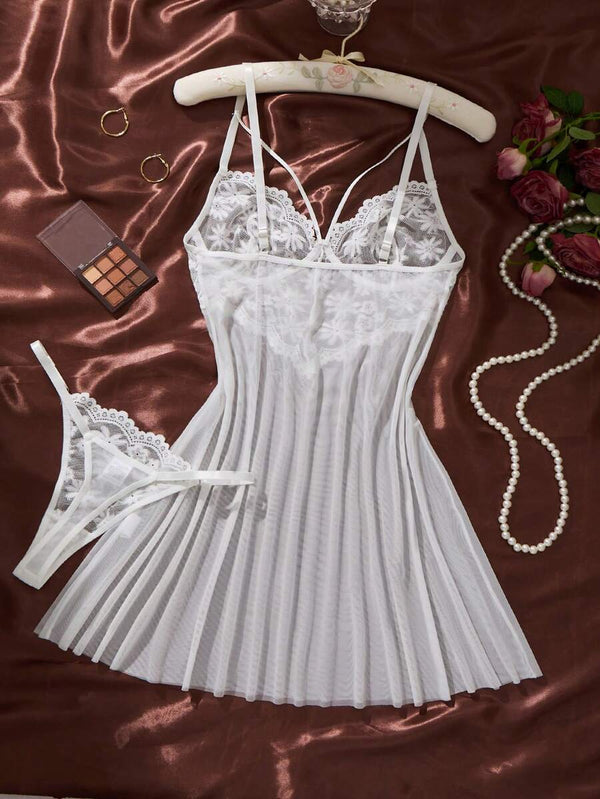 Primer plano de la parte superior del babydoll blanco mostrando los detalles del encaje en las copas y los tirantes.