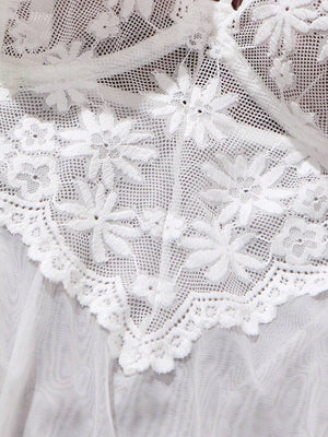 Vista de la falda transparente del babydoll mostrando su textura ligera y su caída fluida.