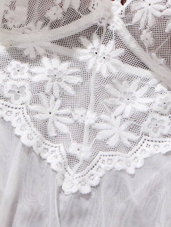 Vista de la falda transparente del babydoll mostrando su textura ligera y su caída fluida.
