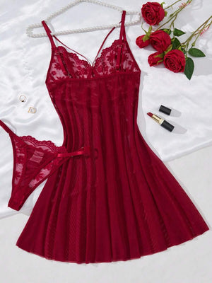 Detalle del busto de un babydoll rojo con encaje floral y tirantes cruzados.