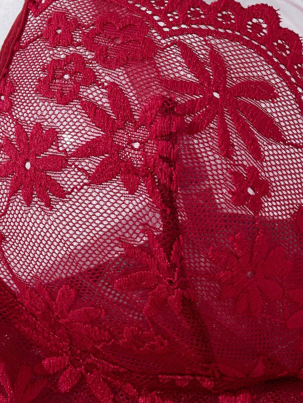 Vista lateral del babydoll rojo mostrando la caída de la falda de malla y una tanga de encaje a juego.