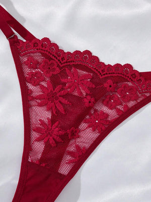 Primer plano de la falda de malla semitransparente del babydoll rojo.