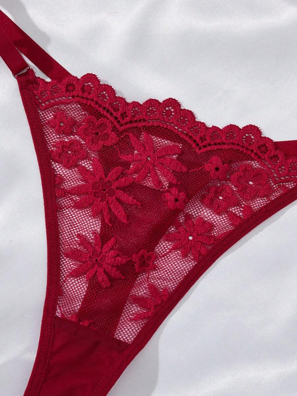 Primer plano de la falda de malla semitransparente del babydoll rojo.