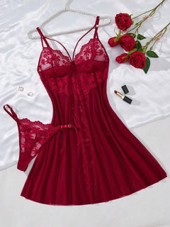 Conjunto de lencería rojo vino de encaje y malla sobre un fondo de seda blanca.