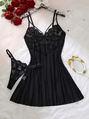 Primer plano del busto de encaje floral del babydoll negro con tirantes dobles.