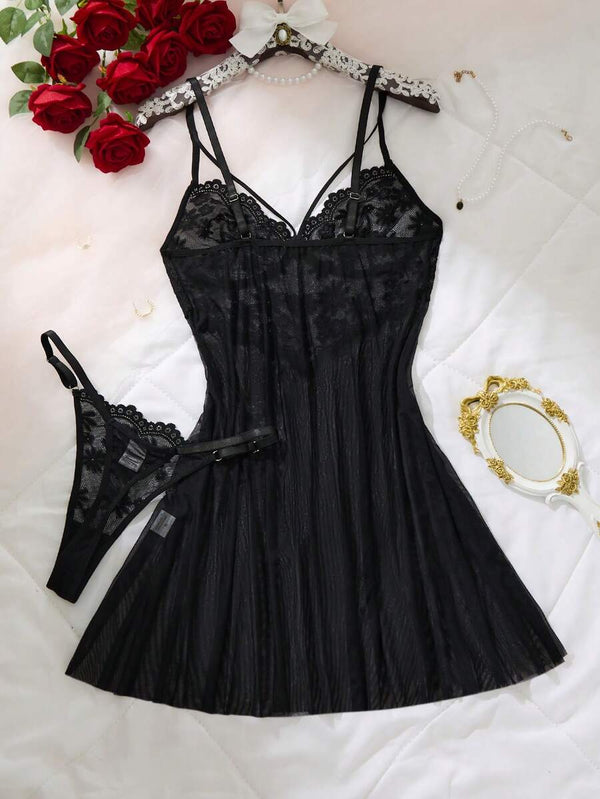 Primer plano del busto de encaje floral del babydoll negro con tirantes dobles.