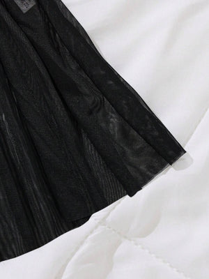 Detalle de la tela de tul transparente y la tanga de encaje del conjunto de lencería.