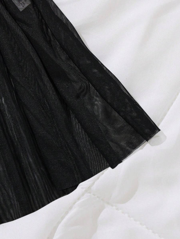 Detalle de la tela de tul transparente y la tanga de encaje del conjunto de lencería.