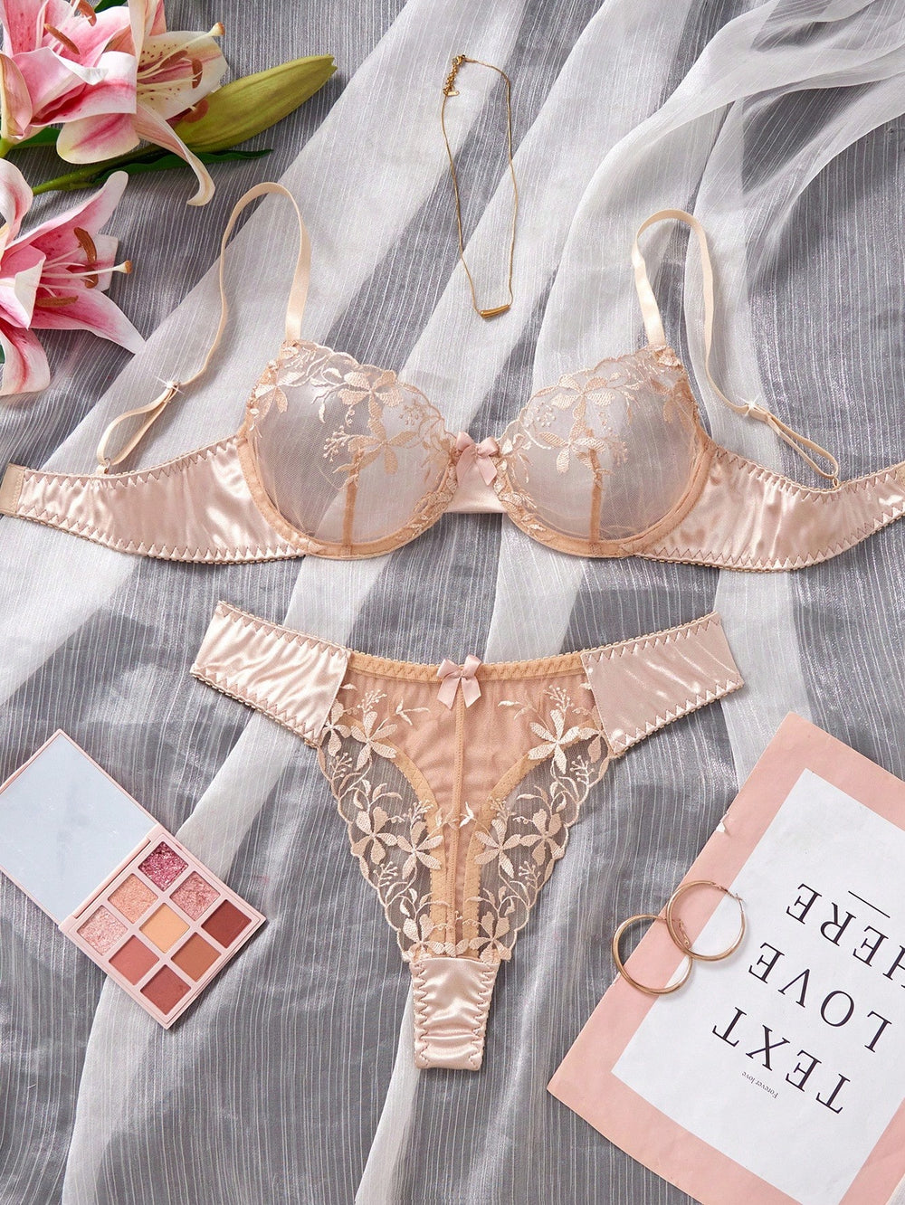 Conjunto de lencería romántica en encaje floral transparente color albaricoque vista frontal.
