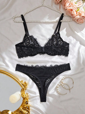 Lencería encaje negro con tirantes ajustables vista completa.
