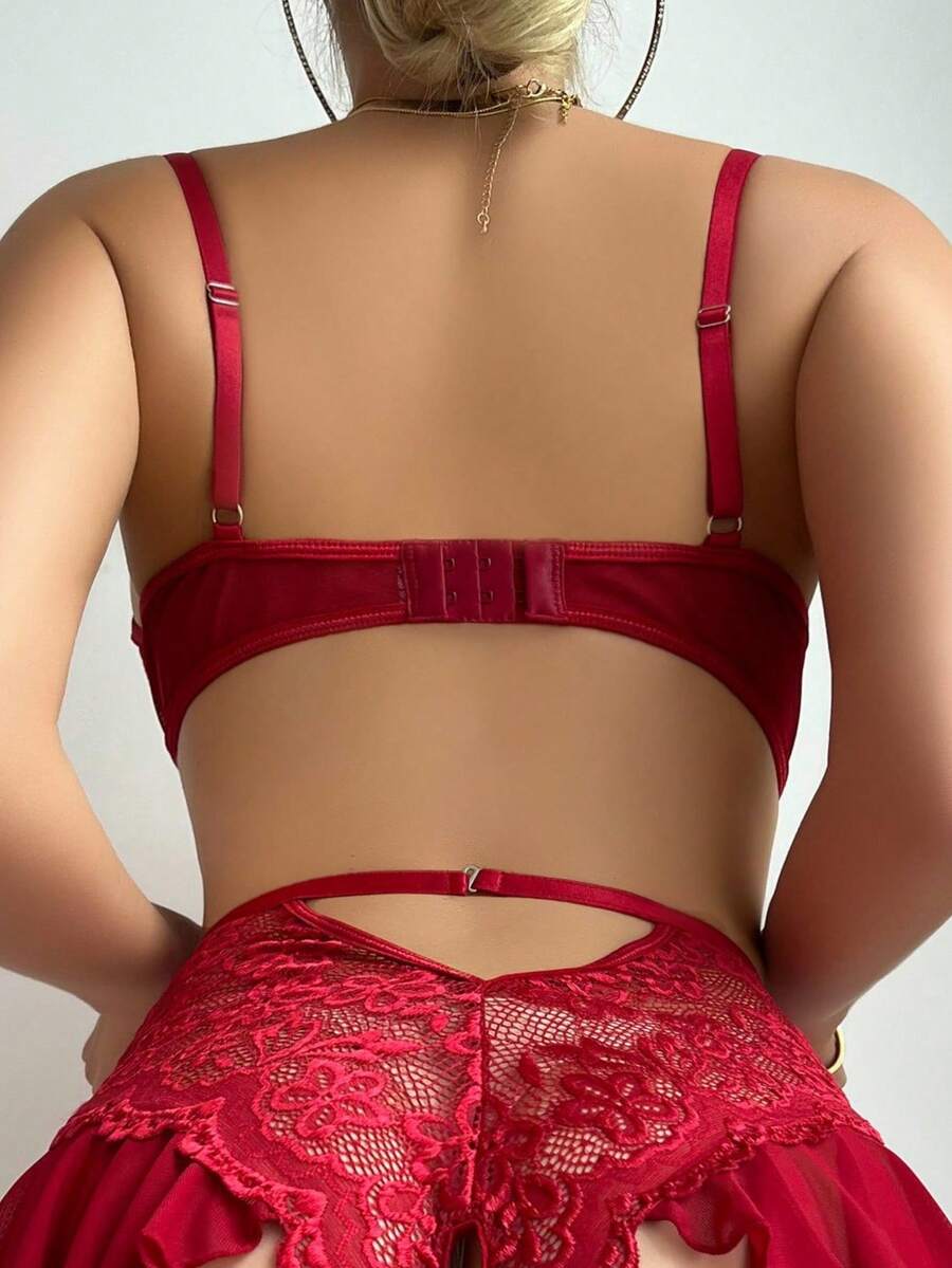Vista completa de un body lencero rojo de encaje con corset y ligueros.