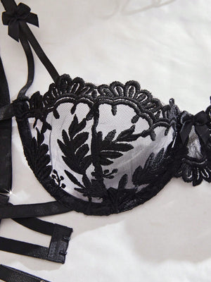 Imagen 3: Detalle de cerca del sujetador Push Up del Conjunto De Lencería Negra Bordada.