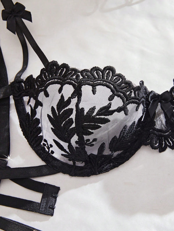 Imagen 3: Detalle de cerca del sujetador Push Up del Conjunto De Lencería Negra Bordada.
