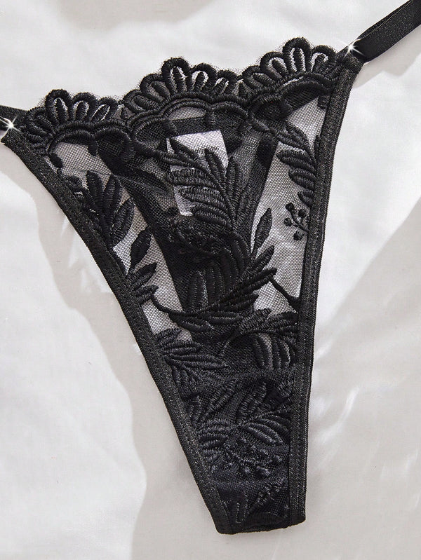 Imagen 4: Acercamiento al bordado botánico de la tanga del Conjunto De Lencería Negra Bordada.