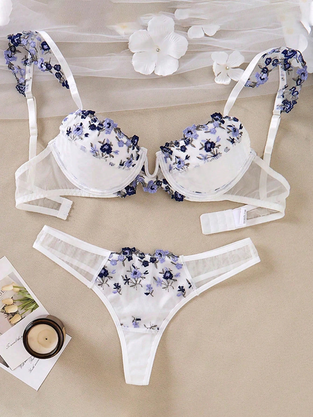 Set de lencería blanca bordada floral push up