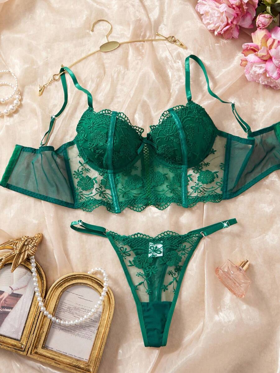 Conjunto de lencería balconette verde oscuro con bordados florales y encaje.