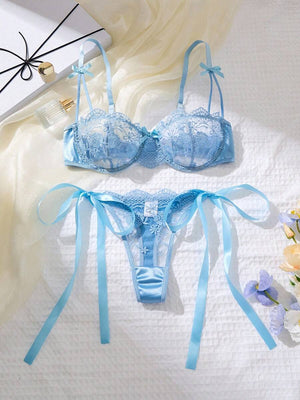 Conjunto de lencería romántico color celeste con encaje floral y lazos de satén, vista completa.