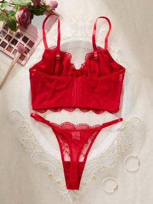 Detalle del bustier rojo con copas de encaje y tirantes ajustables.