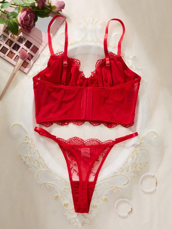 Detalle del bustier rojo con copas de encaje y tirantes ajustables.